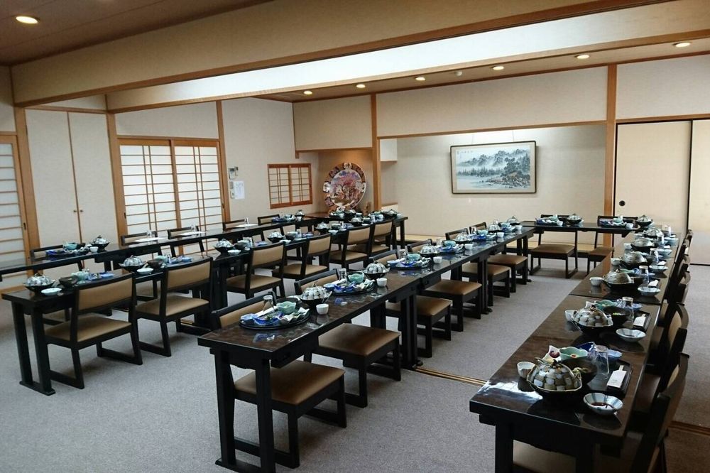 テーブル席の卓に整えられた会席料理を横から写した写真