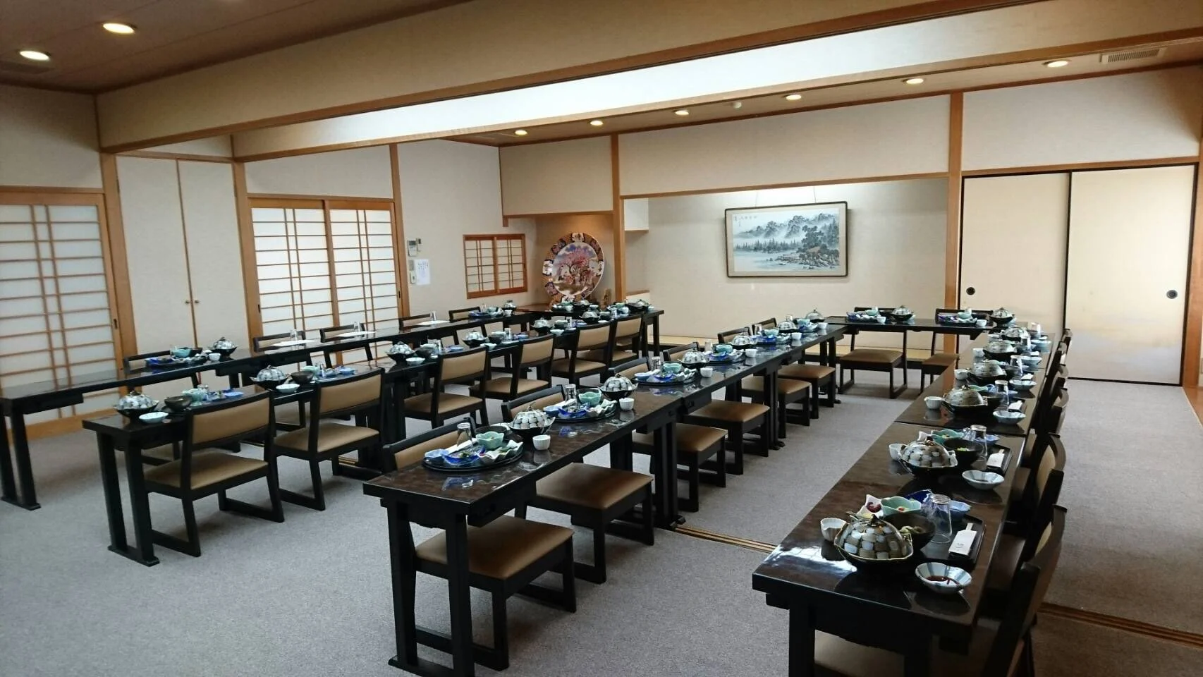 人数に合わせてテーブルと椅子を並べた宴会席の写真